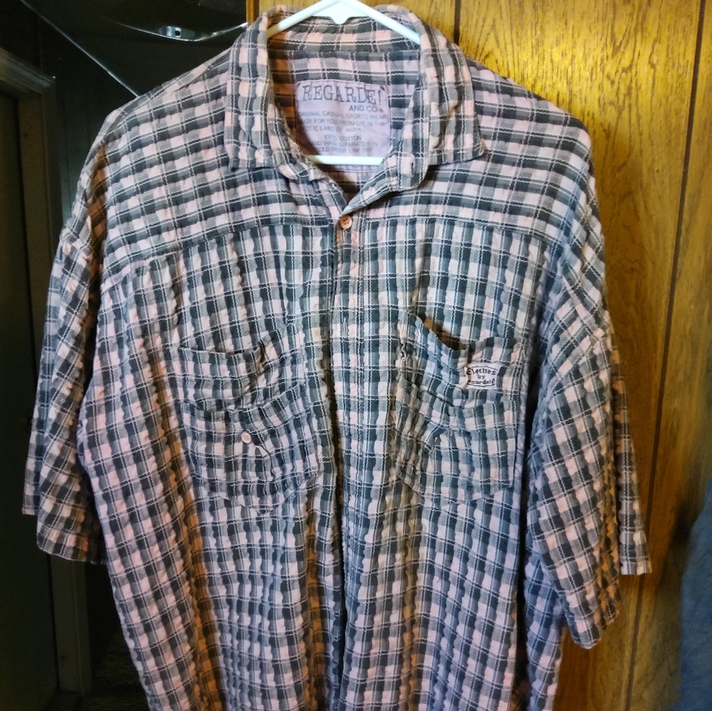 Short sleeve, button up